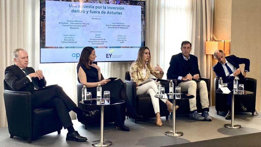 Por la izquierda, Javier Sesma, Lara Vettorazzi (EY Abogados), Vanessa Méndez (EY Abogados), Pedro Luis Fernández y Javier Sáenz de Jubera,  en la mesa redonda celebrada ayer en Oviedo. | Y. G.