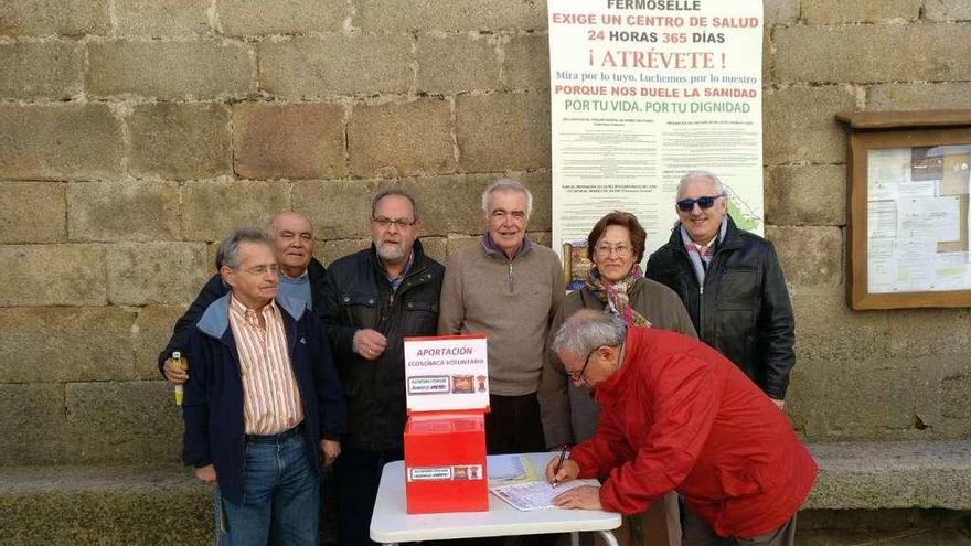 Miembros de la plataforma &quot;Atrévete&quot; en la mesa instalada en Fermoselle para recoger firmas.