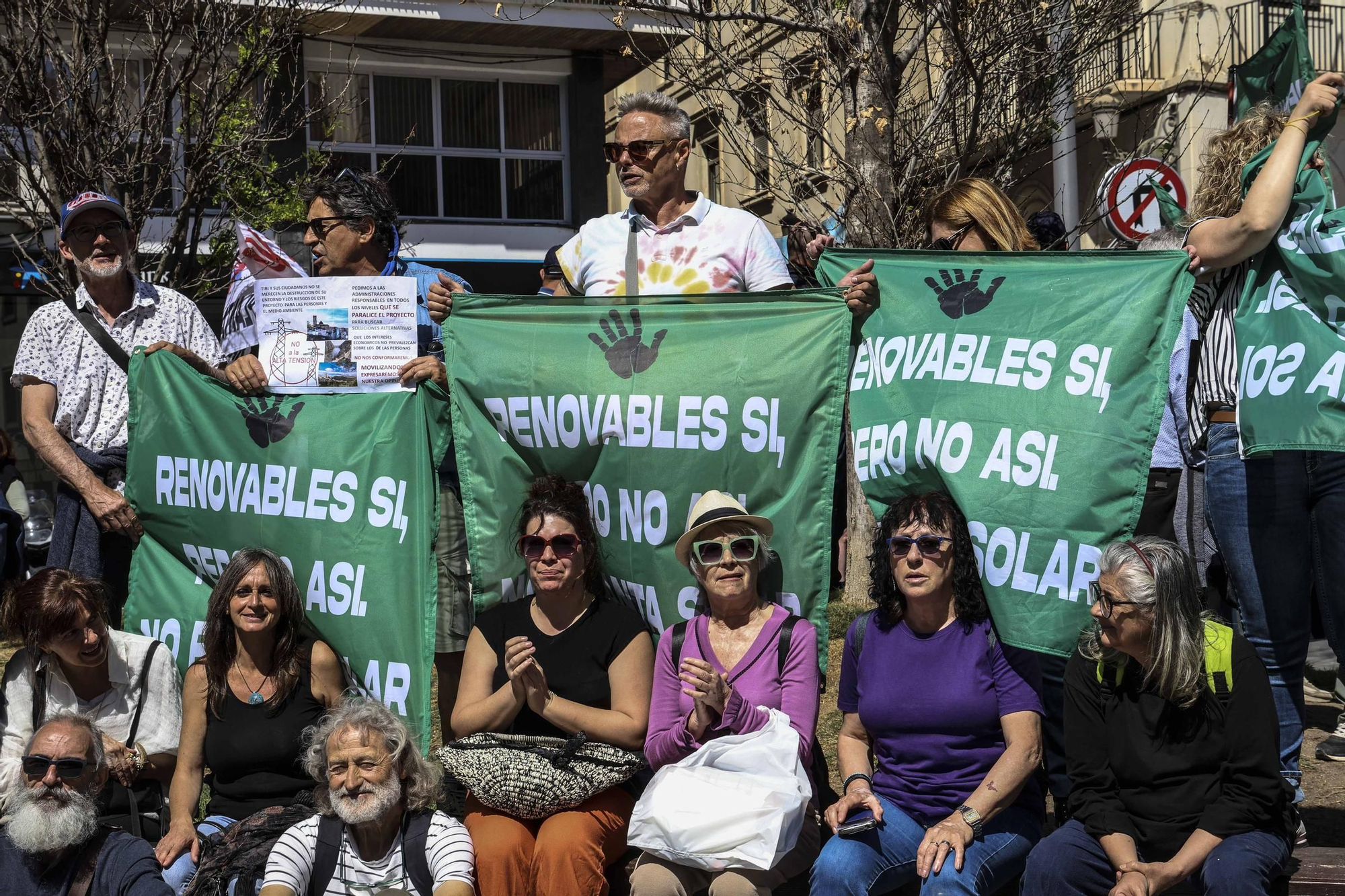 San Miguel de Salinas lleva el rechazo a la planta solar de la desaladora de Torrevieja al centro de Alicante