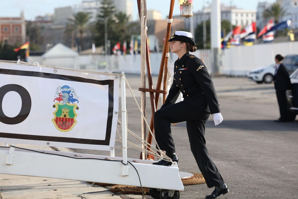 La Princesa Leonor sube al buque escuela Juan Sebastián de Elcano. A 08 de enero de 2024, en Cádiz (Andalucía, España). La Princesa Leonor se ha desplazado al Puerto de Cádiz para el embarque de guardamarinas alumnos de tercer curso de la Escuela Naval Militar en el buque escuela Juan Sebastián de Elcano para realizar el XCVII Crucero de Instrucción. 08 ENERO 2025 Nacho Frade / Europa Press 08/01/2025. PRINCESA LEONOR;Nacho Frade;
