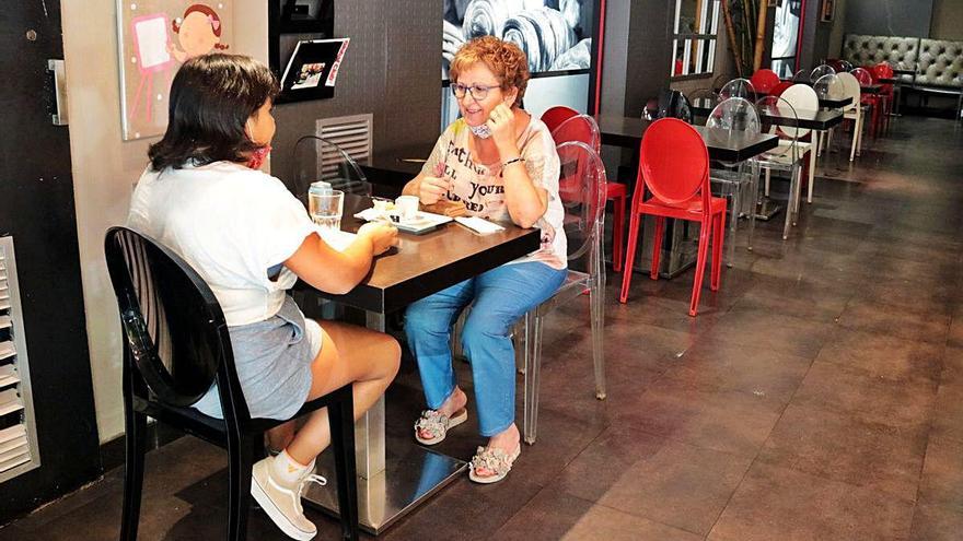 Dues clientes ahir a l&#039;interior de la cafeteria Komo de Lleida.