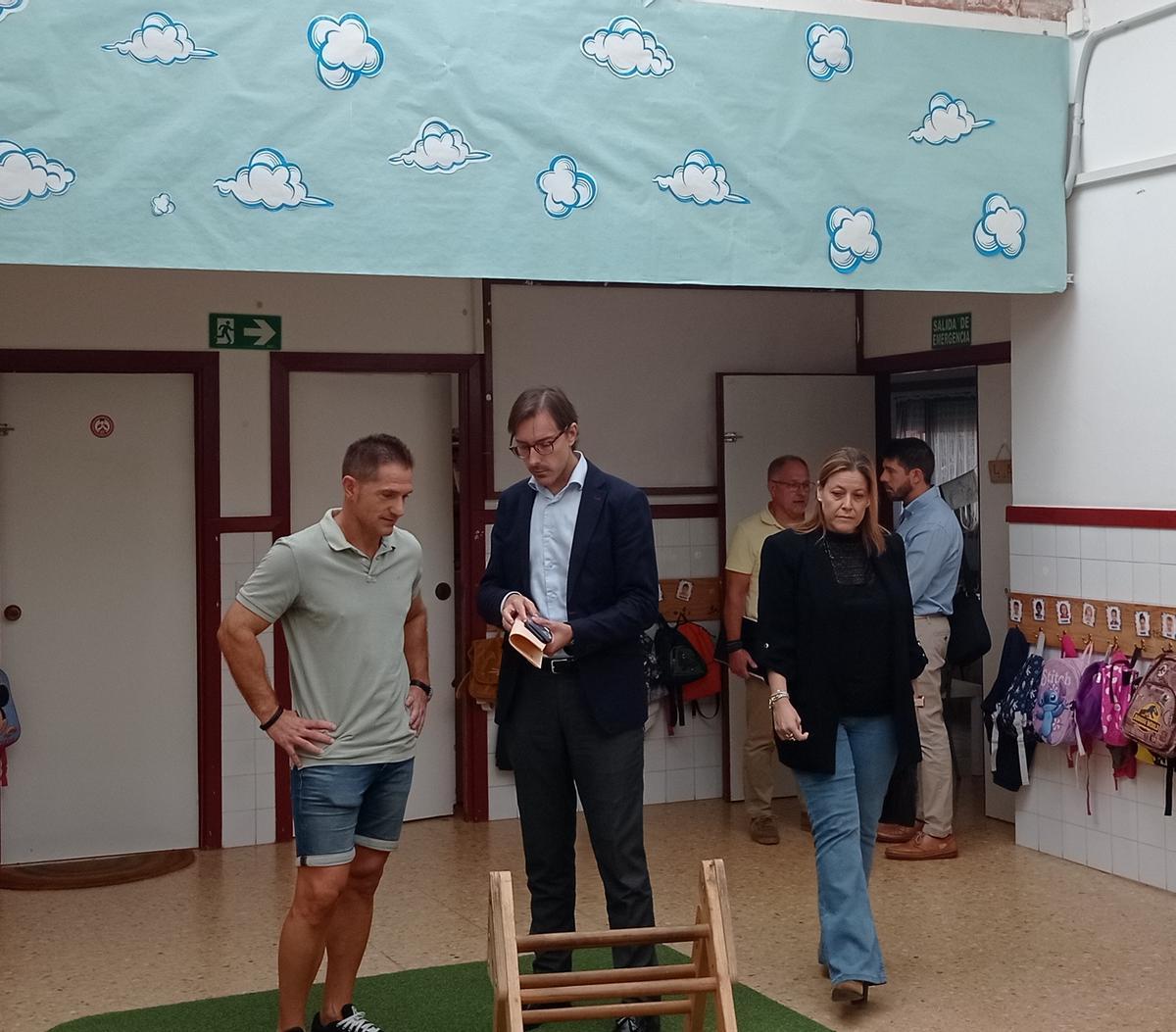 Larena visita el CEIP Joan Fuster.