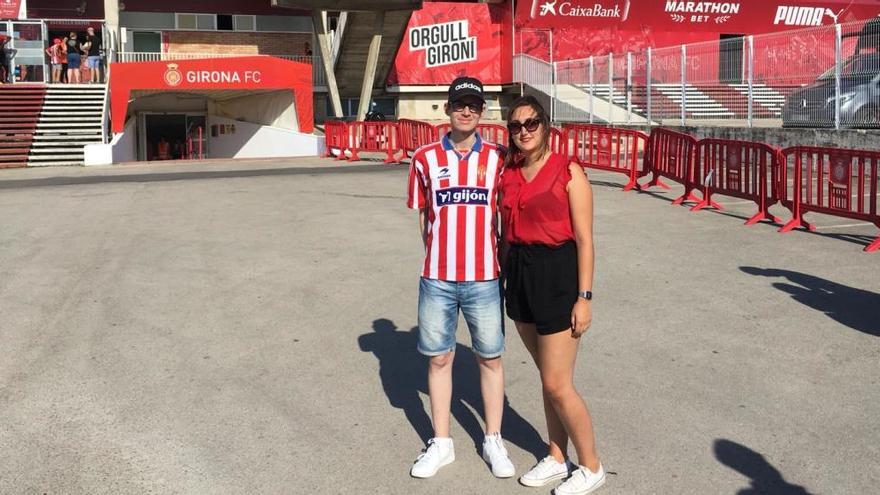 Dani Suárez, junto a su pareja, durante su visita a Montilivi para ver al Sporting.
