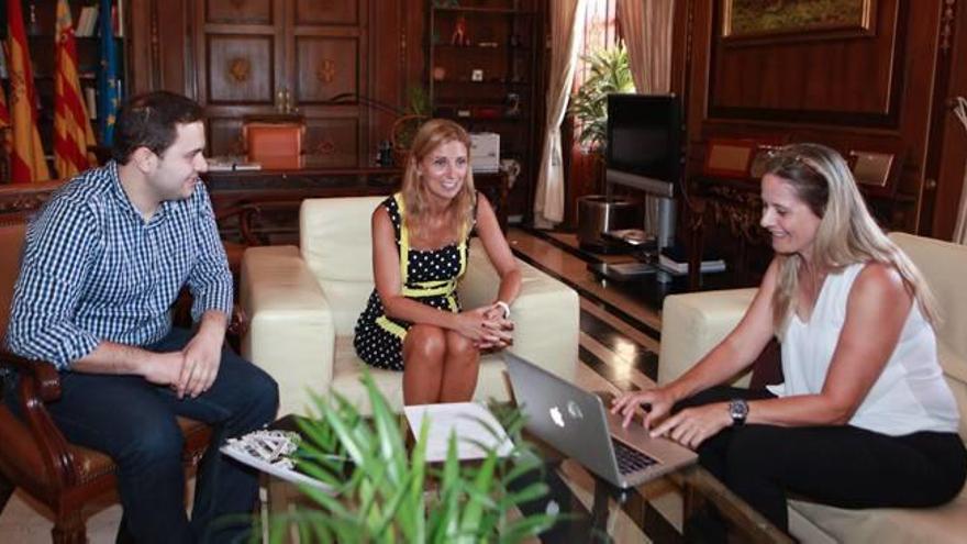 Amparo Marco y José Luis López en la reunión de ayer con la representante de la ONU.