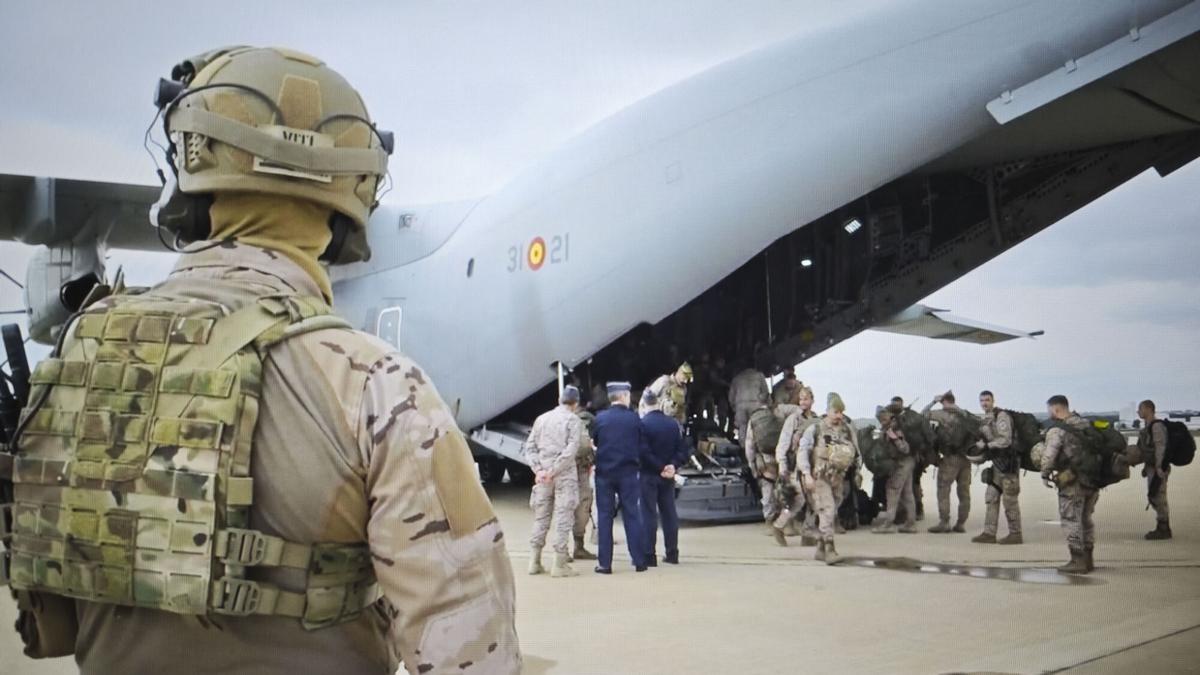 Captura de vídeo del avión del Ejército del Aire y del Espacio A400M, que transportaba a los últimos militares españoles evacuados de Irak por la guerra en Irán que quedaban por llegar procedentes de Alemania, a su llegada la base aérea de Torrejón de Ardoz (Madrid), este sábado.-EFE/ Ministerio de Defensa ***SOLO USO EDITORIAL/SOLO DISPONIBLE PARA ILUSTRAR LA NOTICIA QUE ACOMPAÑA (CRÉDITO OBLIGATORIO)***. añade texto y fotos