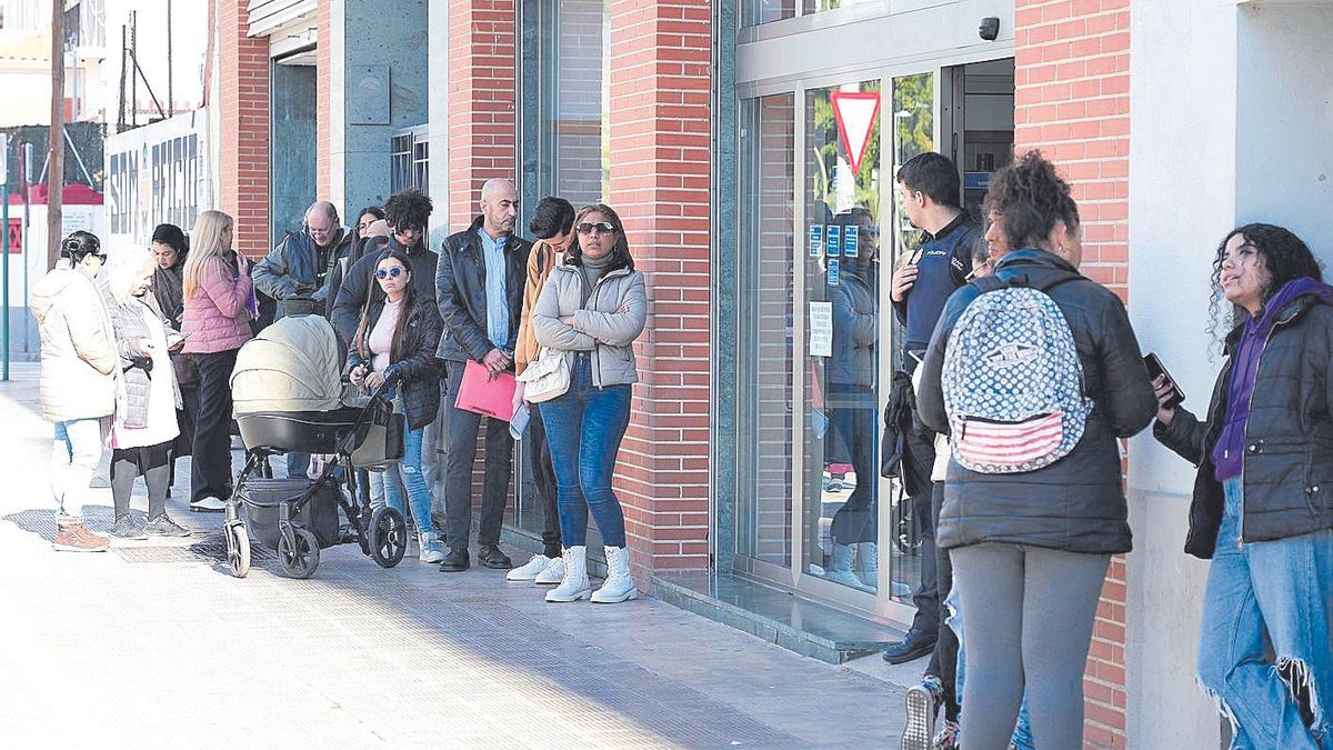 Fila de personas esperando para poder entrar a la Oficina de Extranjería junto a Castalia en Castelló.