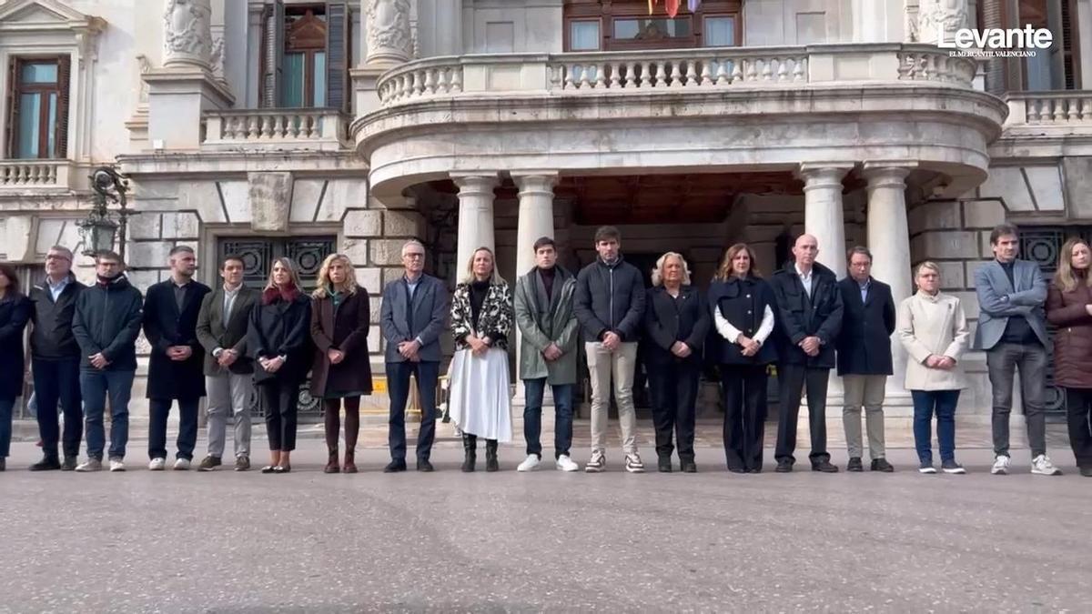 El Ayuntamiento de València realiza un minuto de silencio por las víctimas del accidente de tren en Córdoba