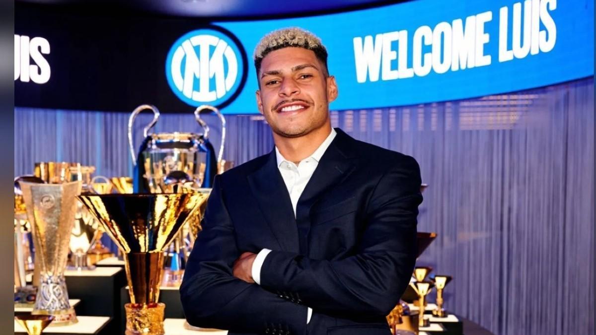 Luis Henrique, posando como nuevo jugador interista