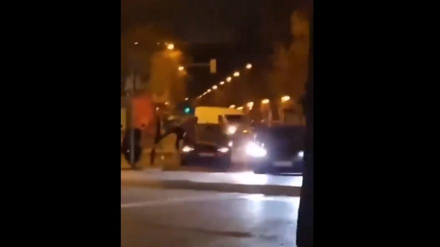 Vídeo | Brutal atropello en Madrid por una discusión y el coche se da a la fuga