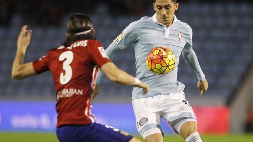 &quot;Tucu&quot; Hernández disputa un balón frente al Atlético // J.Lores