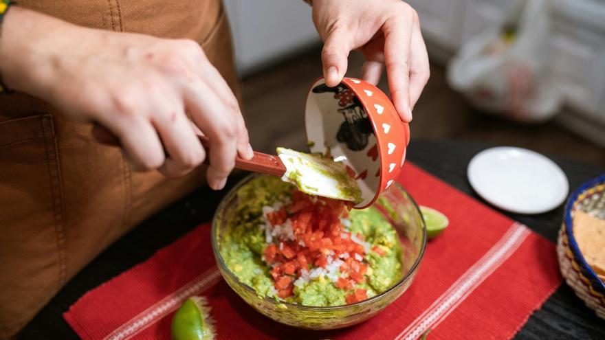 Así se prepara el mejor guacamole casero: la receta estrella del verano
