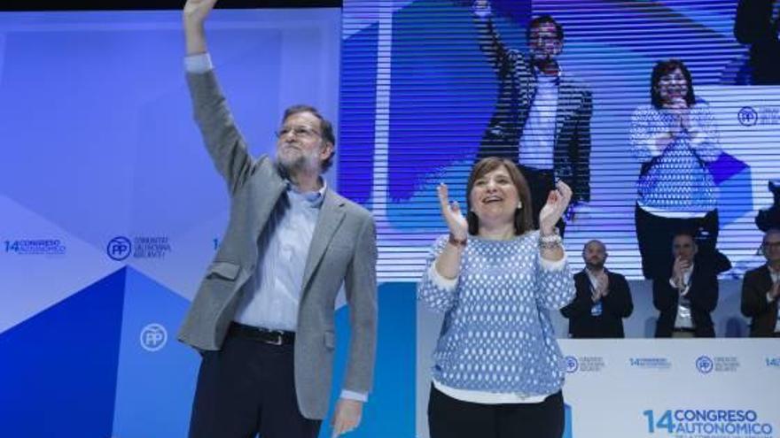 Mariano Rajoy con Isabel Bonig durante el último congreso regional del Partido Popular.
