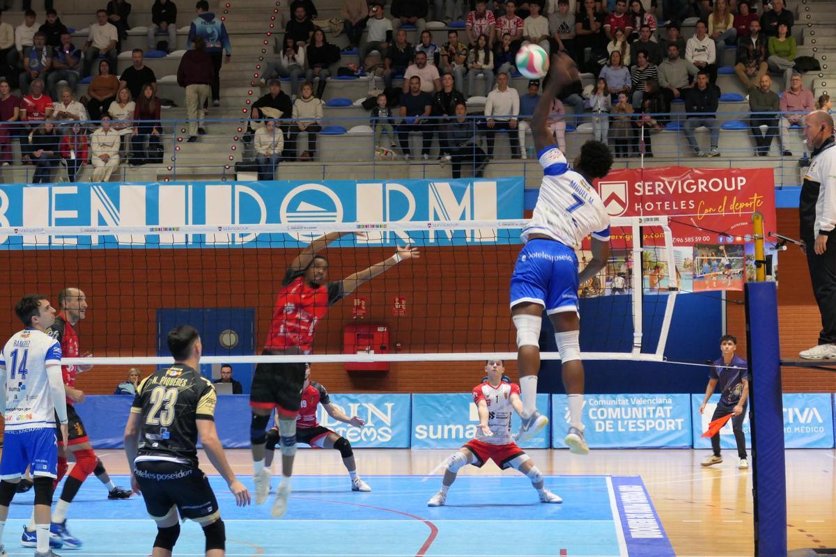 Triunfo sólido del Servigroup Benidorm para abandonar el descenso y confirmar su mejor versión