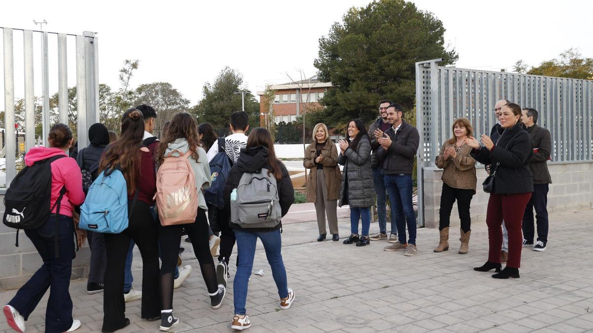 Bielsa y Silvent reciben a los estudiantes esta mañana en Mislata.