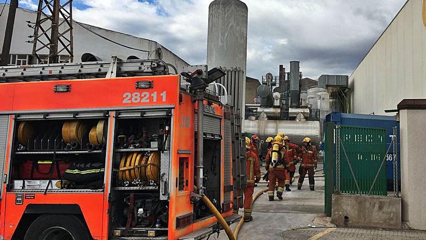 Actuación de bomberos en el polígono industrial. | L-EMV