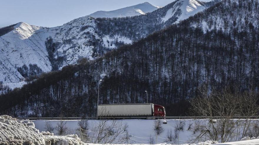 Asina lluchen contra la nieve na autopista del Güerna: &quot;Nunca se cierra por caprichu&quot;