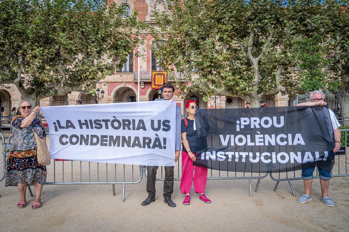 Protestas frente al Parlament por la entrega de la Medalla de Honor al Monasterio de Montserrat