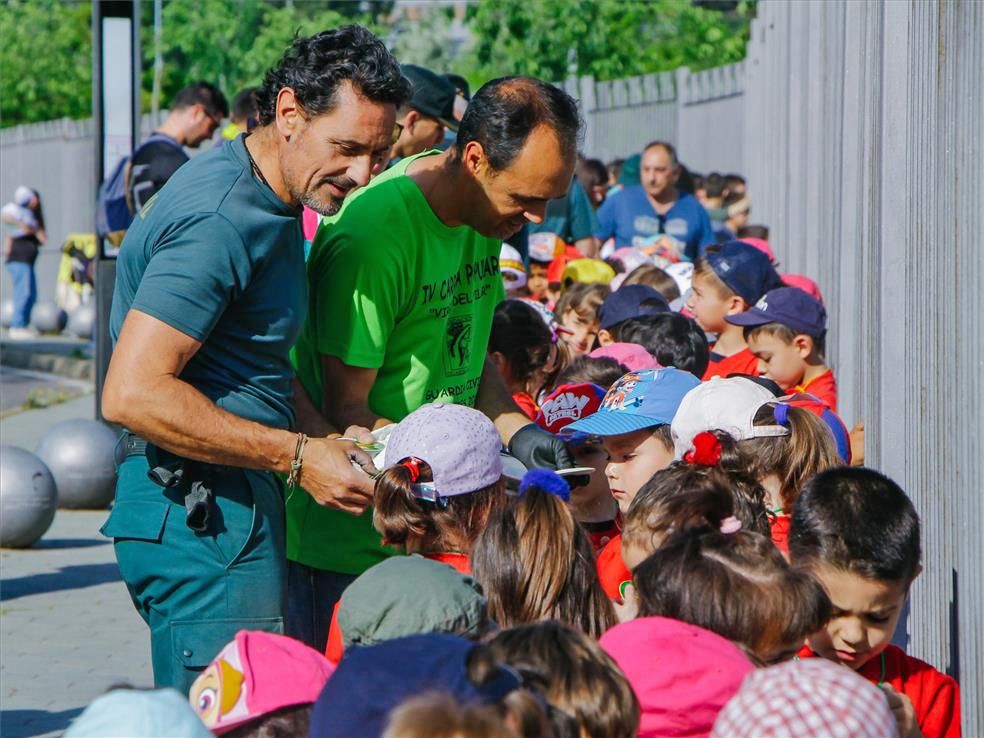 La Guardia Civil se rodea de niños en Cáceres