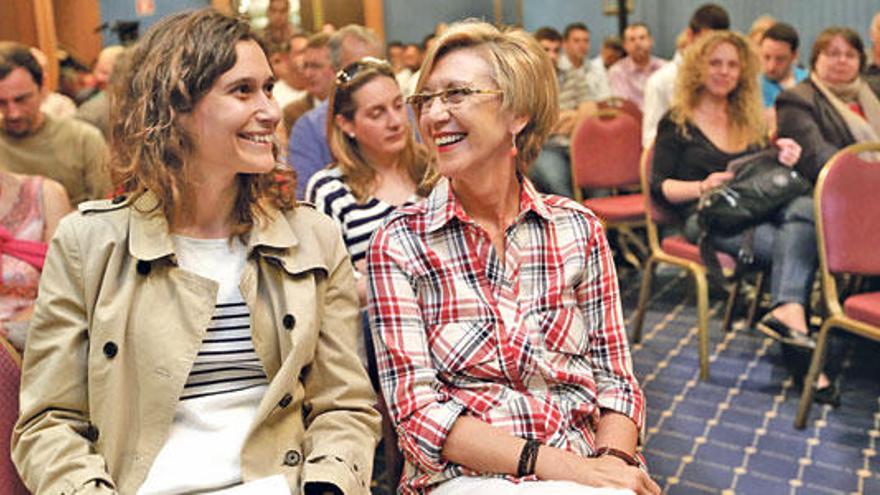 Rosa Díez junto a Natalia Prieto, ayer en Palma.