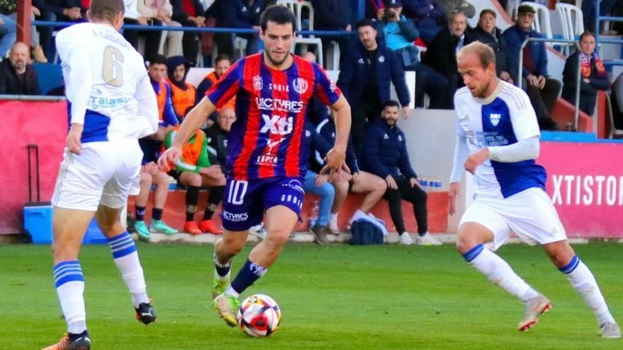 Pau Pérez conduce el balón entre dos rivales. | PASCUAL AGUILERA