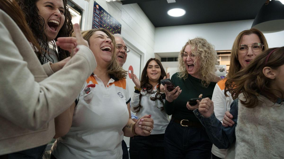 Felicidad entre los agraciados con alguno de los premios de la Lotería de Navidad 2025.