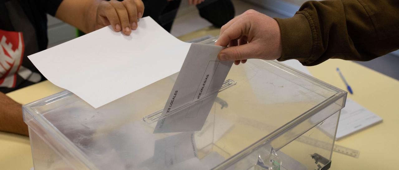 Una urna llena de votos en un colegio electoral de Zamora.