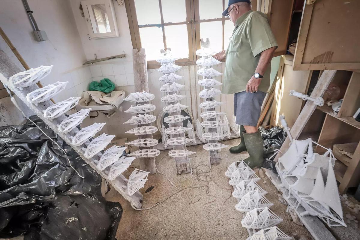Taller de barcos en sal que emplea una de las antiguas dependencias de las salinas, en una imagen de archivo
