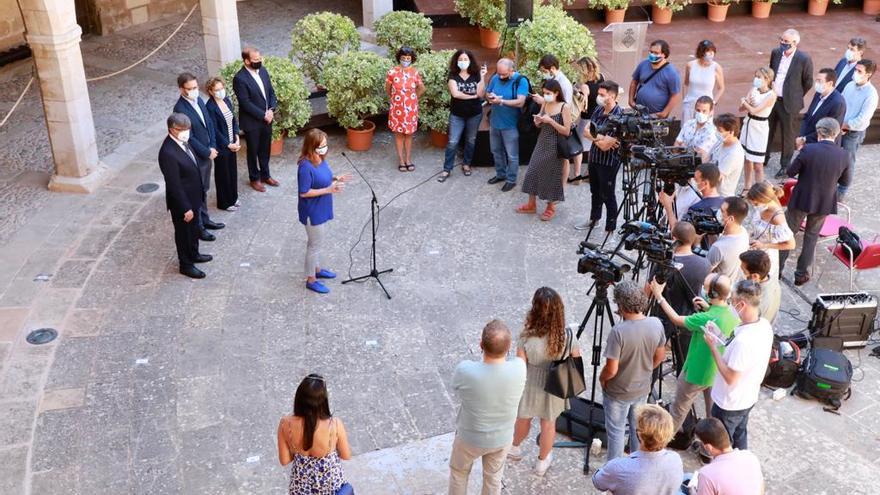 La presidenta del Govern, Francina Armengol, esta mañana en el castillo de Bellver