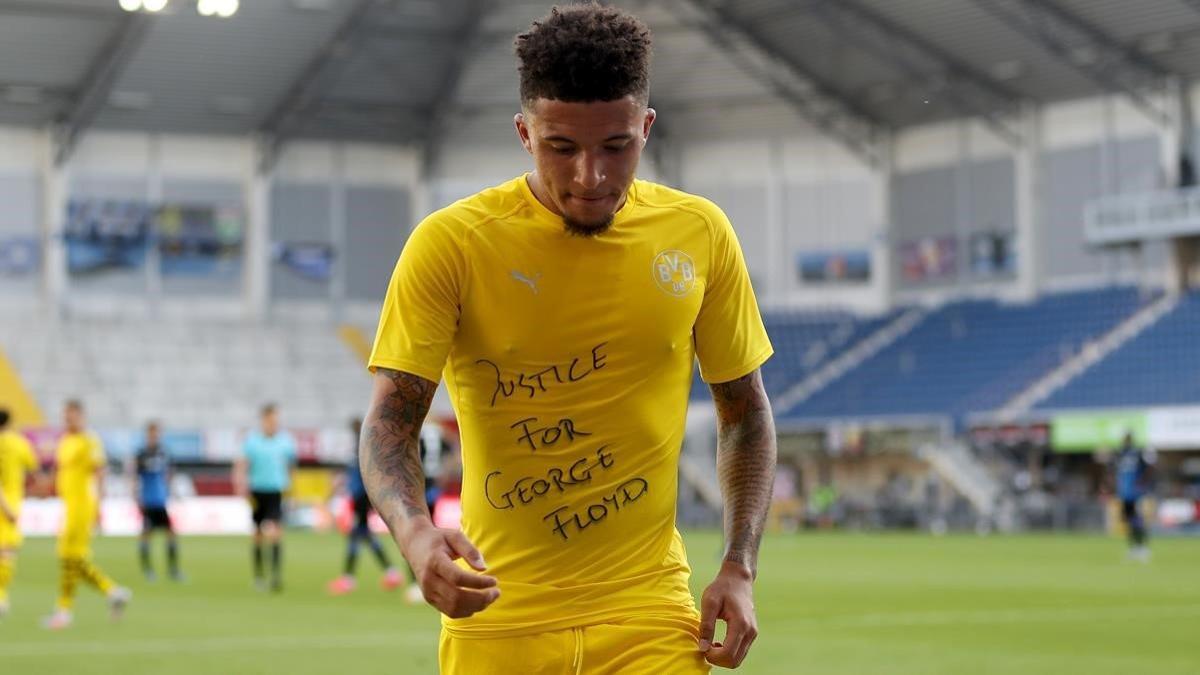 Jadon Sancho, del Borussia Dortmund, enseña una camiseta interior de apoyo a George Floyd, durante el partido ante el Padeborn.