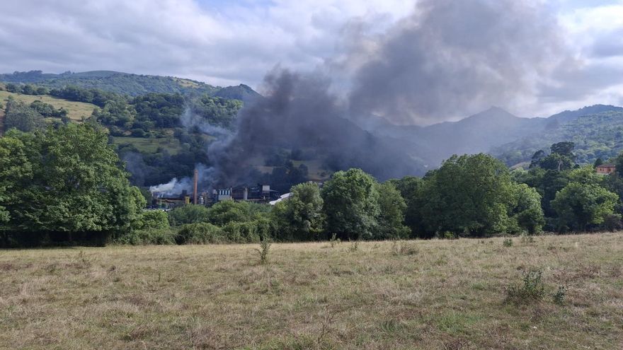 Fuego en una planta de Trubia: los cuatro operarios heridos, de la brigada de intervención, evitaron un desastre mayor