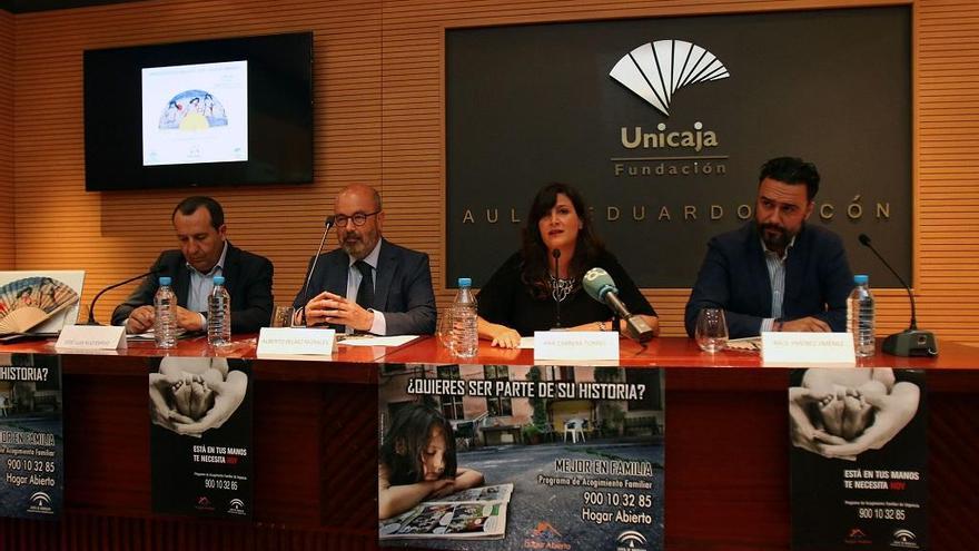 Responsable políticos y miembros de Hogar Abierto y Fundación Unicaja presentaron la campaña.