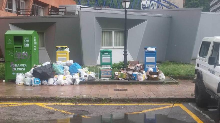 Los depósitos de reciclaje de Moreda, atascados, hace unos días.