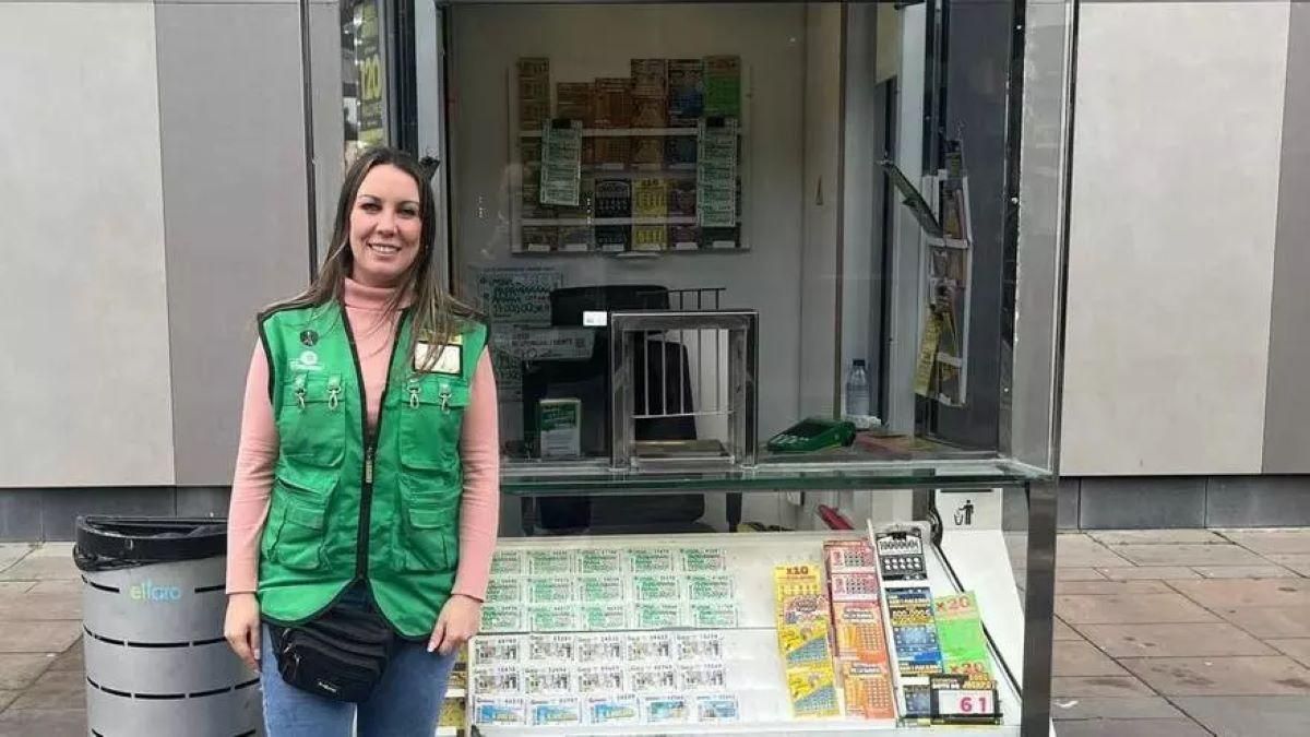 Nuria Laso, vendedora de los diez cupones premiados por un valor de 400.000 euros en Badajoz