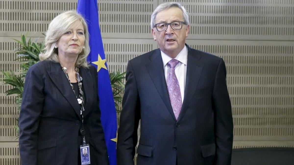 La Defensora del Pueblo Europeo, Emily O'Reilly, junto al presidente de la Comisión, Jean-Claude Juncker.