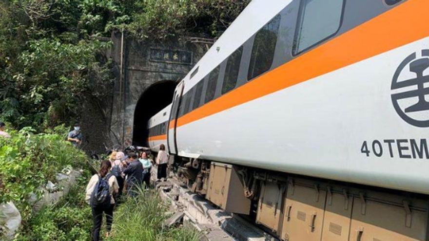 Al menos 48 muertos en un accidente de tren en Taiwán