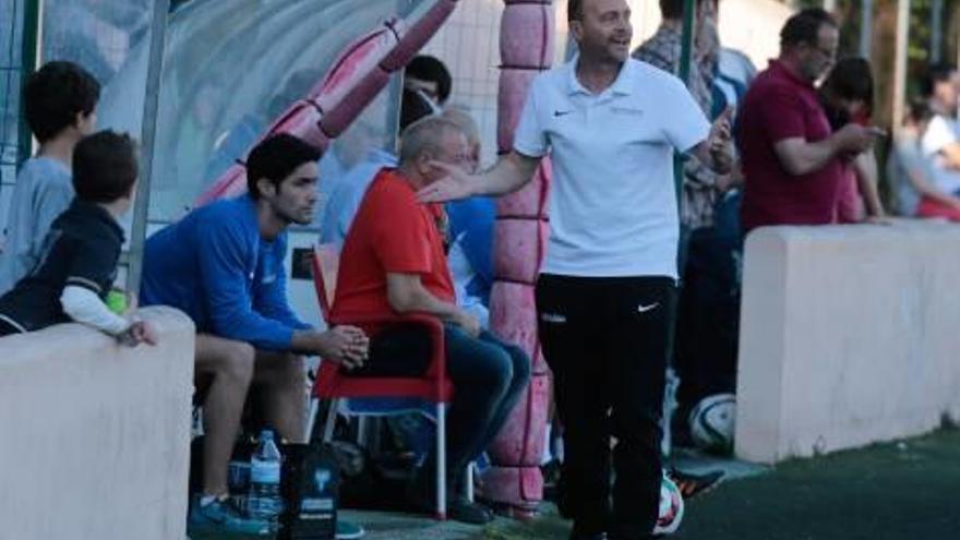 El entrenador blanquiazul Vicente Mir pide explicaciones tras un lance del juego.