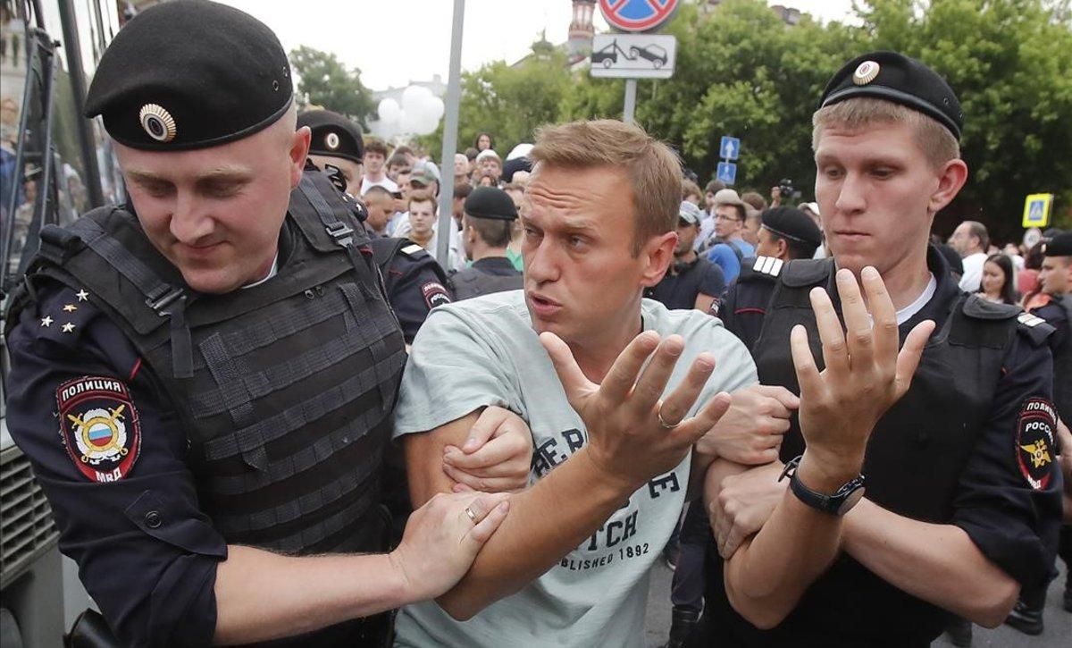 zentauroepp48600310 policemen detain russian opposition leader alexei navalny du190612135036