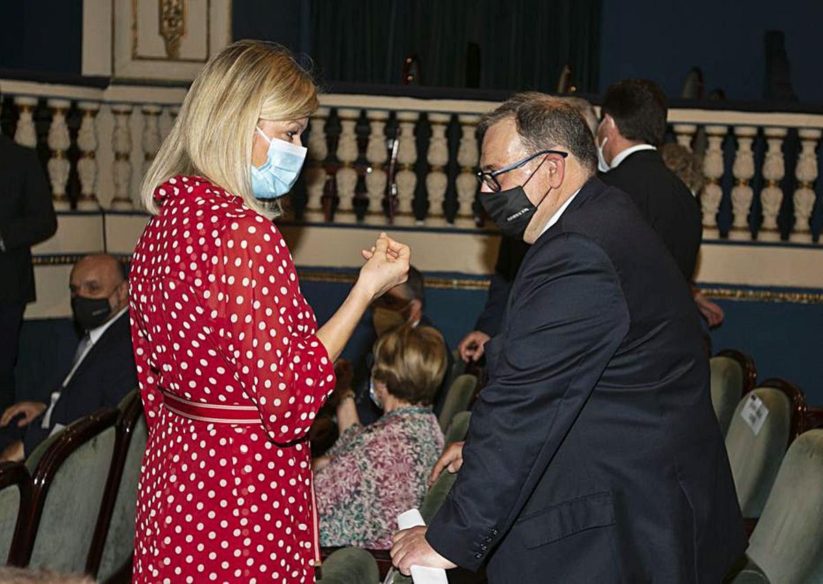 La consellera de Justicia, Interior y Administración Pública, Gabriela Bravo, habla en el patio de butacas del Teatro Principal de Alicante, que acogió la gala, con el director general de Contenidos de INFORMACIÓN, Juan R. Gil.