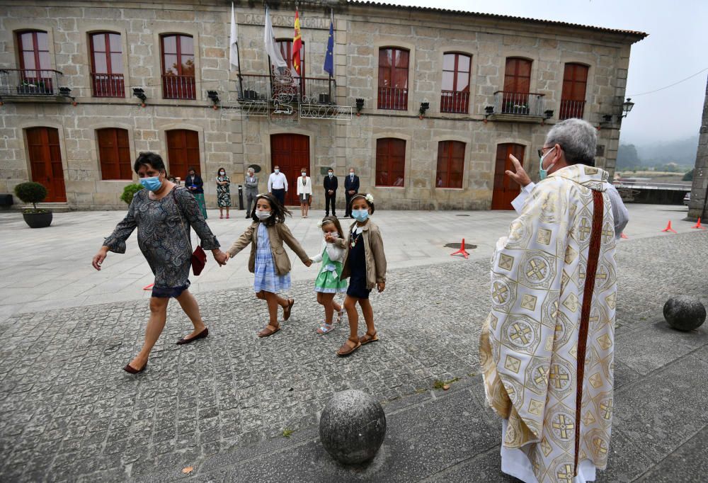 Poio celebra un San Xoán atípico pero con idéntico espíritu festivo