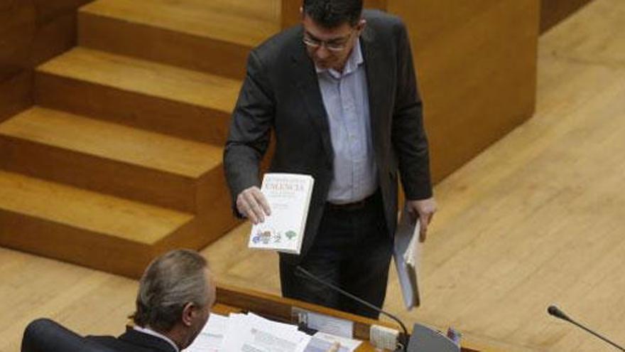 Fabra entrega a Morera el libro &#039;La financiación valenciana,de la sumisión al cambio necesario&#039;.