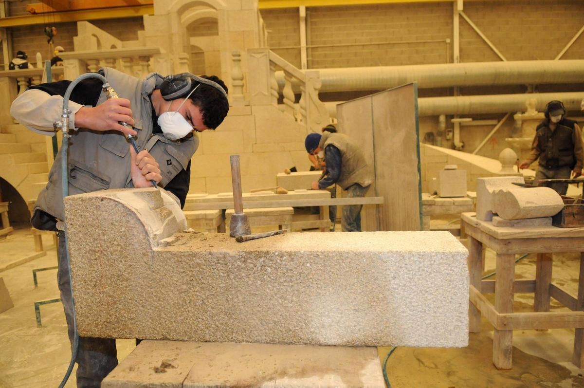 ALUMNOS TRABAJAN LA PIEDRA EN UN TALLER DE LA ESCOLA DE CANTEIROS