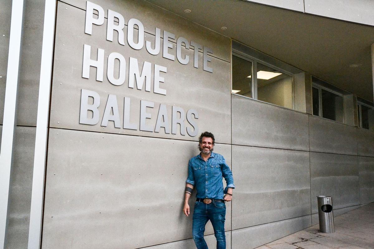 Pep Suasi posa frente al edificio de Projecte Home, en 2018