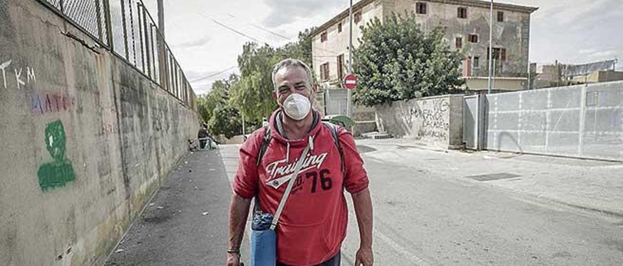 El usuario del centro Francisco RamÃ³n: &quot;No nos dan guantes ni mascarillas. Yo la he conseguido&quot;.