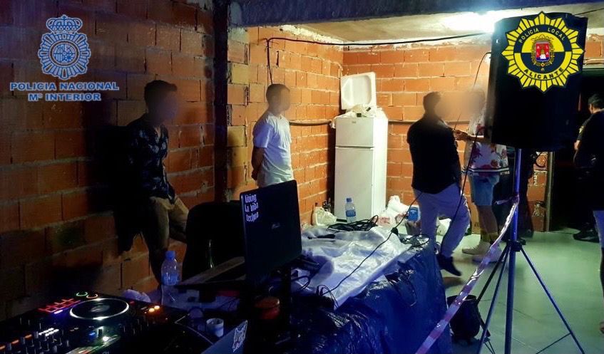Sorprenden a 38 personas en una fiesta ilegal con "gas de la risa" en una nave de Alicante