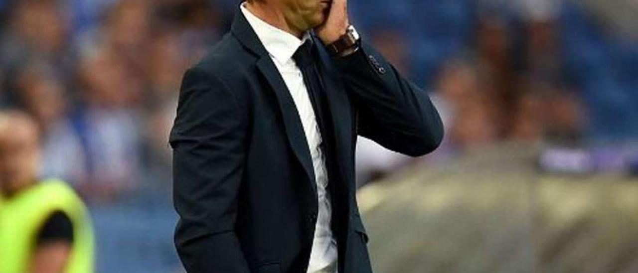 Julen Lopetegui protesta durante un partido en el estadio do Dragao. // AFP