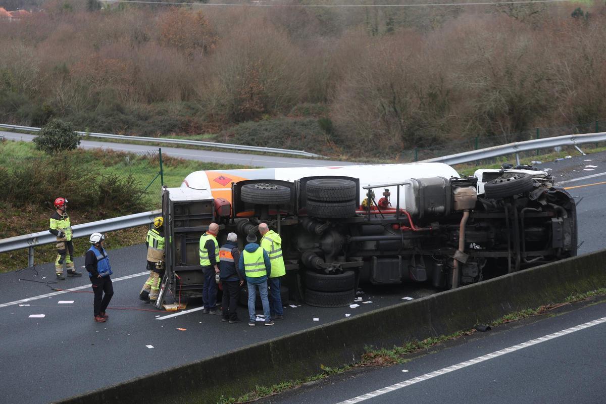 Un accidente entre un camión de mercancías peligrosas y un turismo deja dos heridos y dificulta la circulación en la AP-9