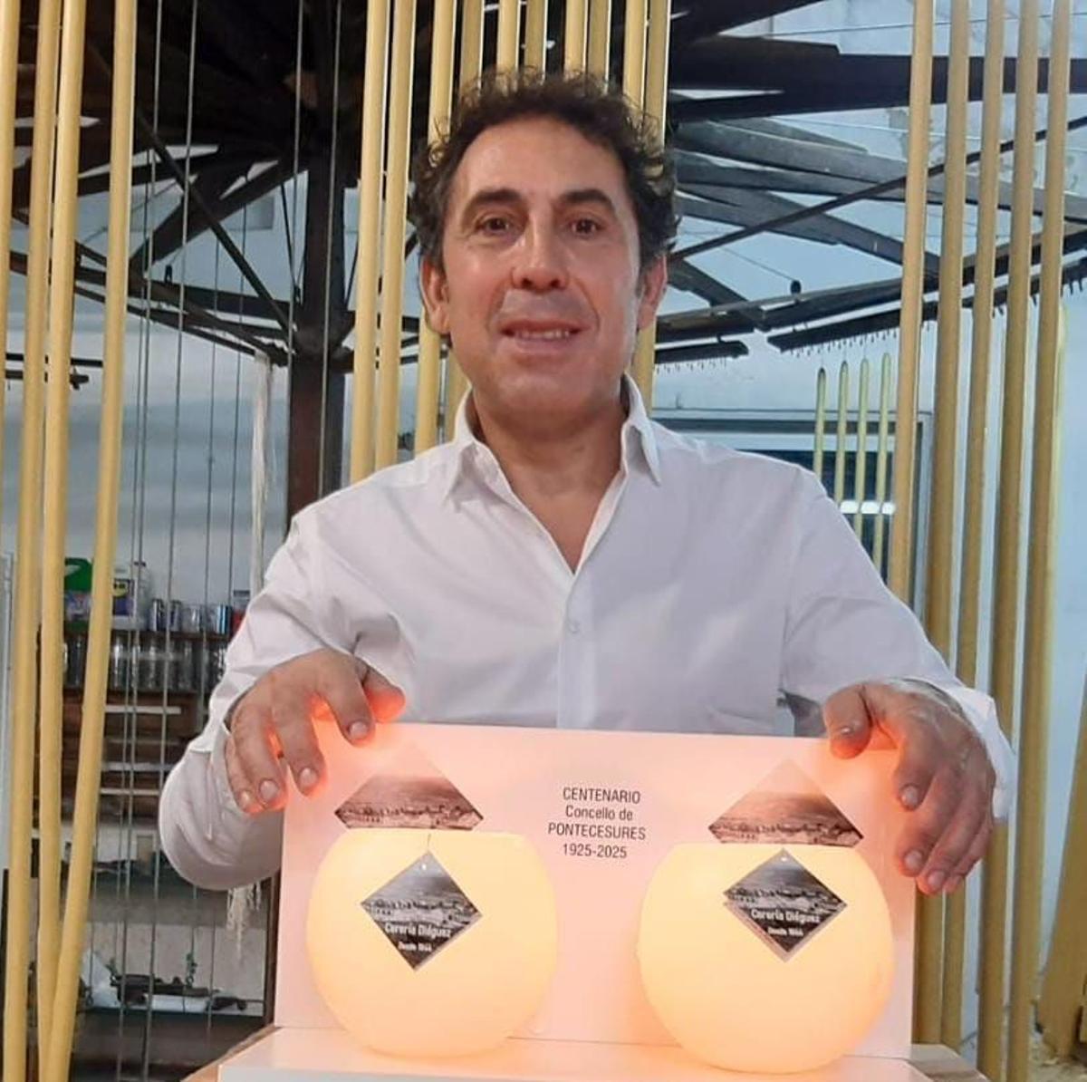 El pontecesureño Joaquín Diéguez Quintas, con las velas del centenario.