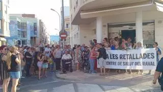 El Raval de Cullera toma la calle para protestar contra el recorte sanitario