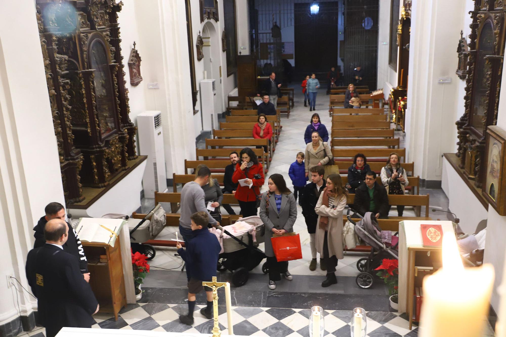 Los niños cordobeses bajo el manto de la Virgen de los Dolores