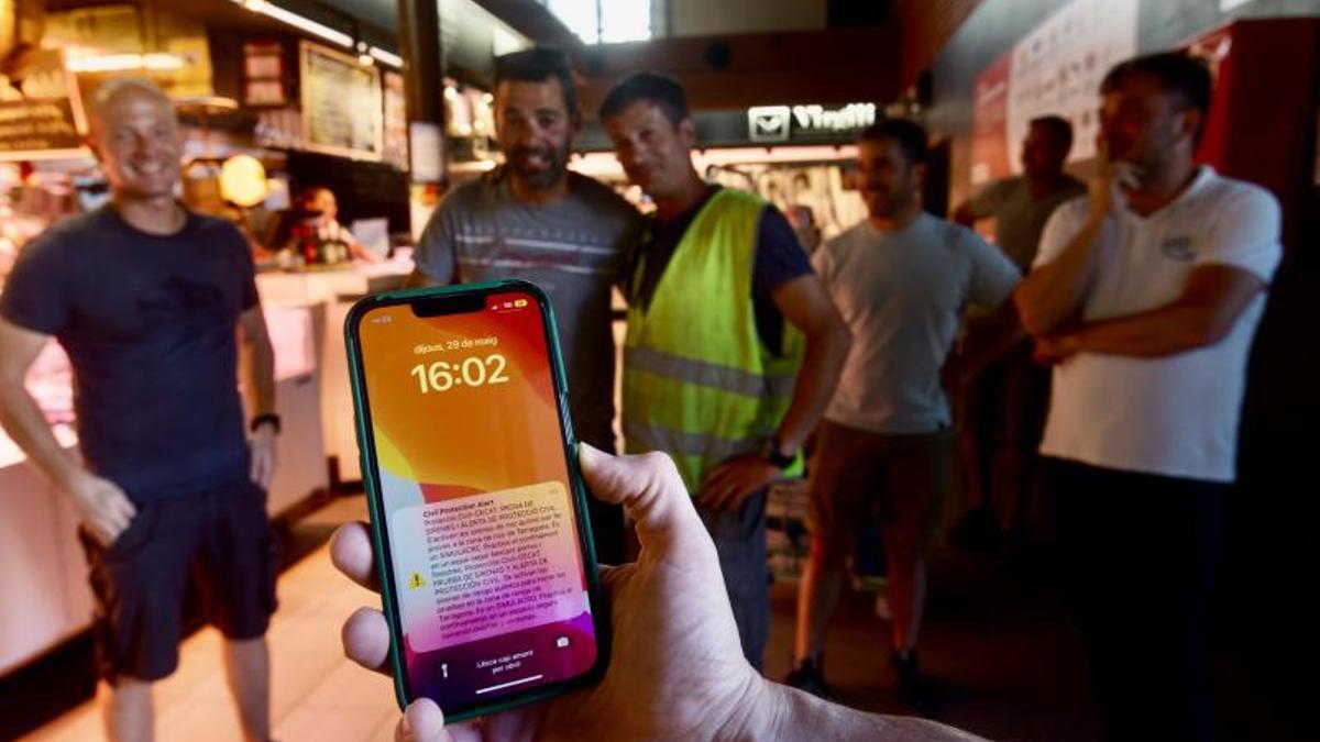 Mensaje de alerta en un dispositivo móvil, en el interior del Mercat Central de Tarragona, este jueves por la tarde.